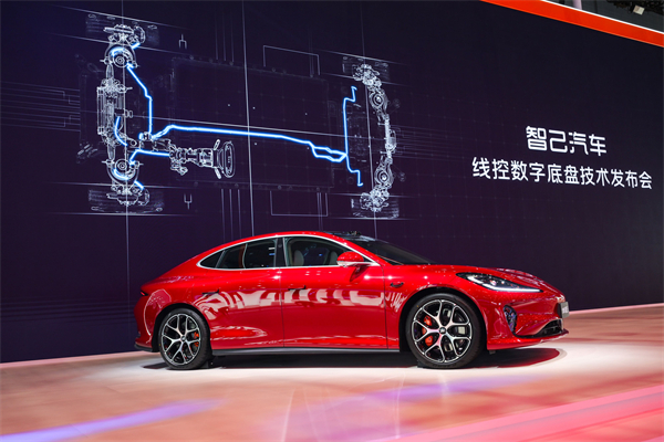 智己汽車發(fā)布線控?cái)?shù)字底盤技術(shù)，今年下半年率先量產(chǎn)上車線控底盤 開啟“具身智能”新時(shí)代